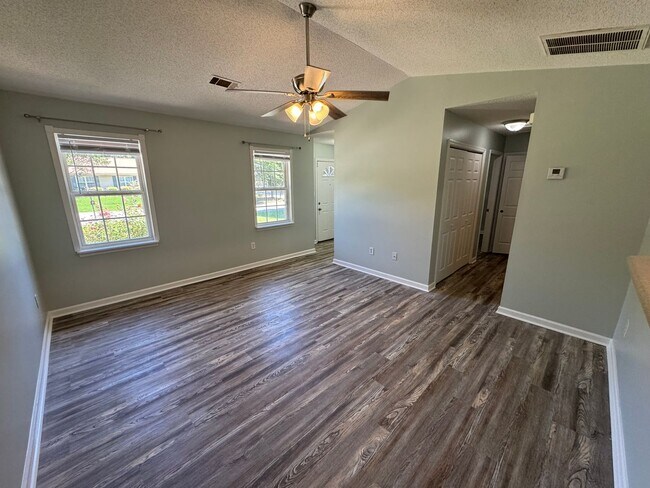 Building Photo - Cute 2 Bedroom Home in The Vineyard!