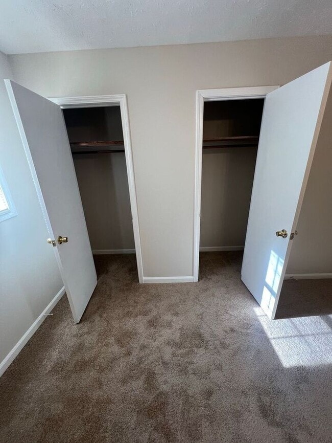 Building Photo - Beautiful 2 bedroom 2 bathroom ranch duplex Now Ready!