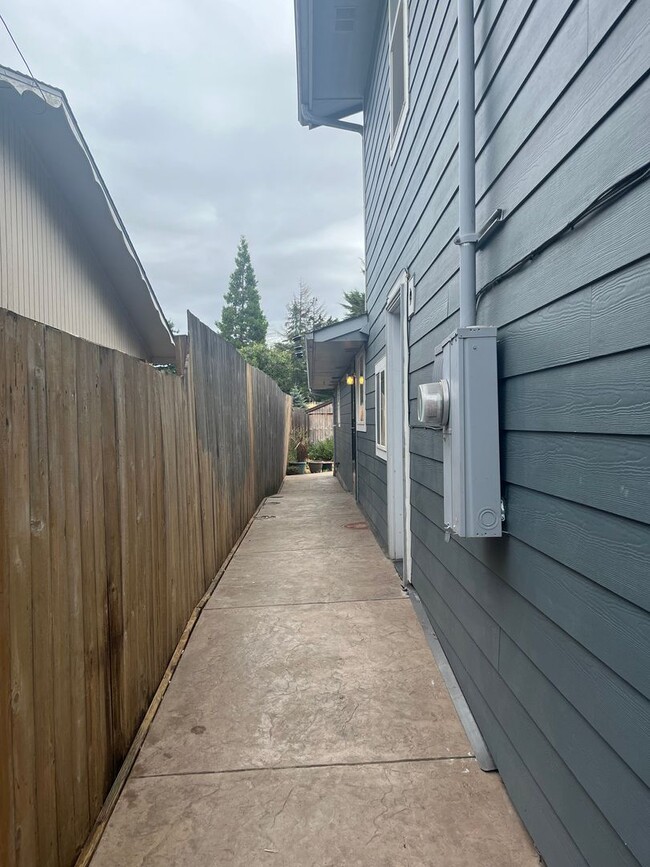 Building Photo - 2-Bedroom 1-Bathroom unit W/ private deck and yard