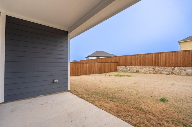 Building Photo - Welcome home to this light and bright home!