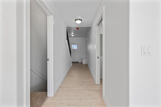 Building Photo - MODERN 3 BED 2.5 BATH TOWNHOME IN SAINT ANTHONY