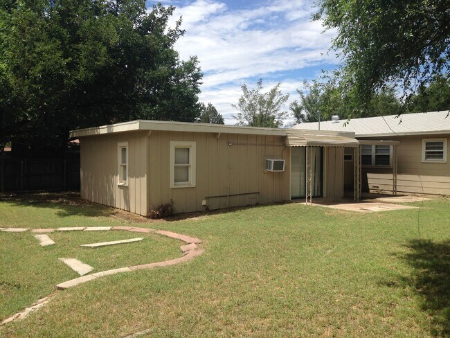 Building Photo - Huge Updated 4 Bedroom/2 Bath/2 Living Room House close to TTU - Available AUGUST