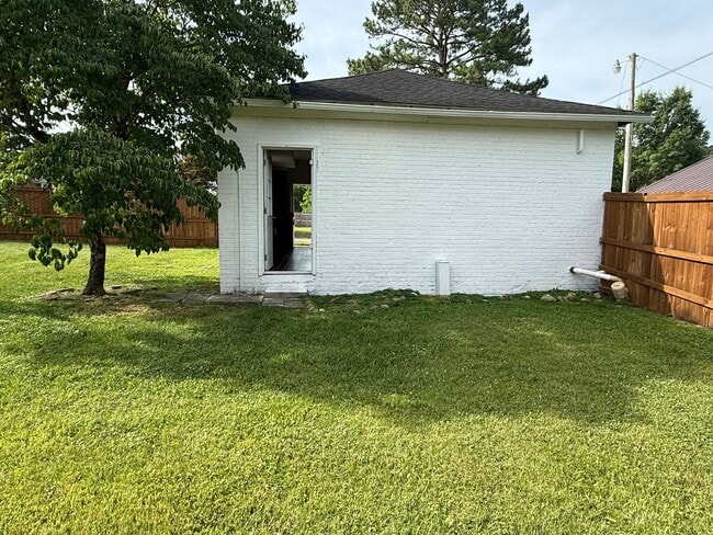 Building Photo - Immaculate Studio Apt. w/All utilities- Less than 5- minute drive to Downtown Bristol!