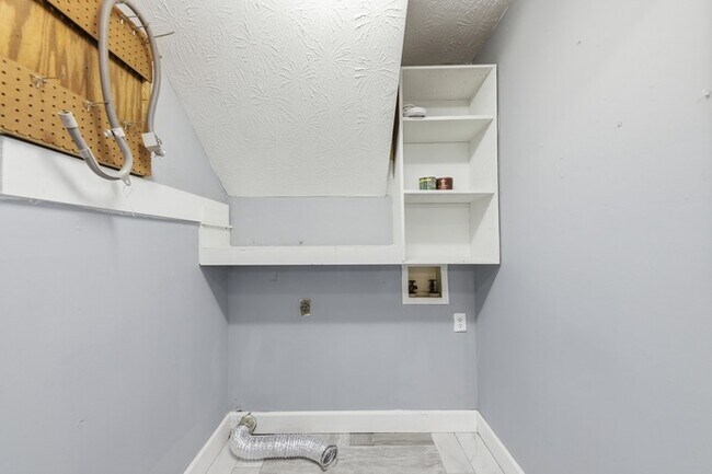 Building Photo - 310 Crescentview Ct