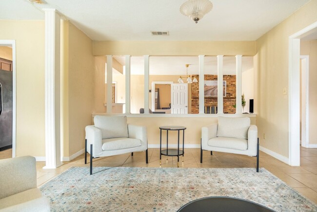 Building Photo - Queen room in 4-bed/2.0-bath Home