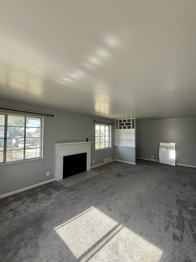 Building Photo - Cute, Comfy & Convenient — 4-Bedroom Ogden...