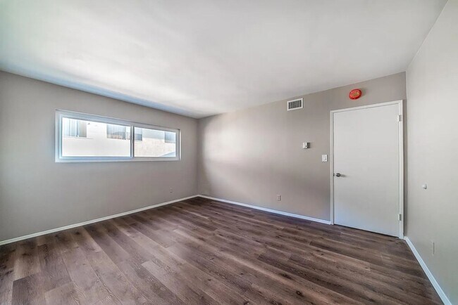 Building Photo - Beautiful Renovated 1 Bedroom Condo with Many Upgrades! Private Balcony! Pool on Site!