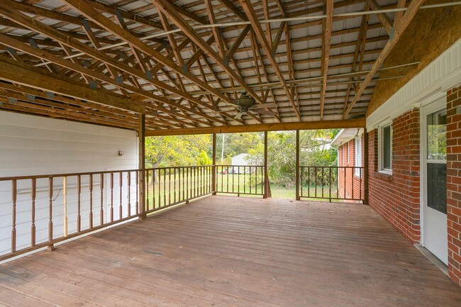 Building Photo - 208 Hillcrest Dr