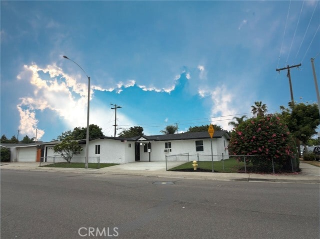 Building Photo - 2100 W Dogwood Ave