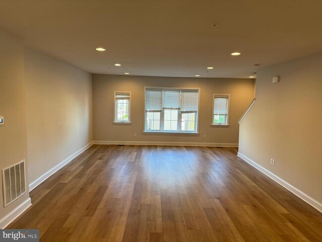 Building Photo - 3088 Egreton Rd