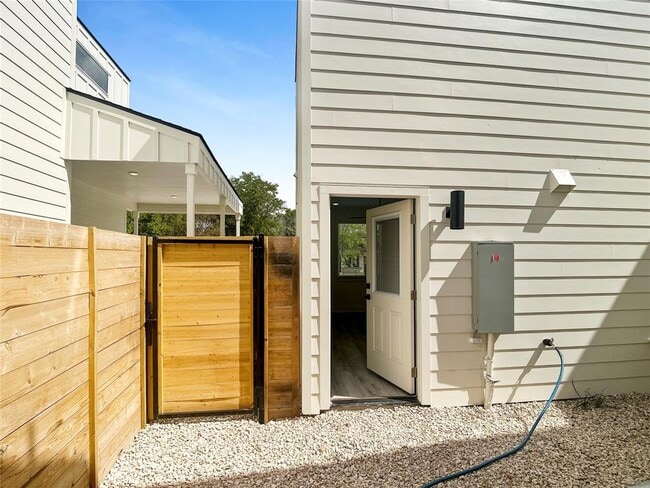 Building Photo - 6107 Begonia Cir