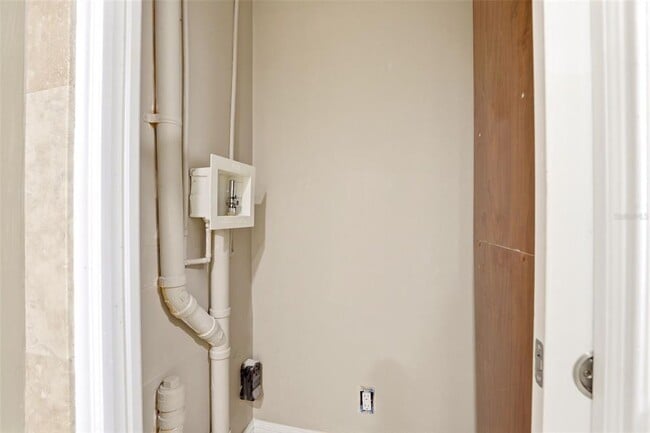 Building Photo - 400 E Colonial Dr