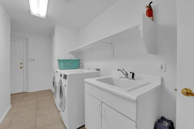 Building Photo - Charming 2 bedrooms 2 Bathrooms in the Amb...