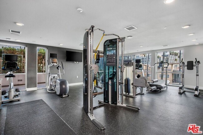 Building Photo - 453 S Kenmore Ave