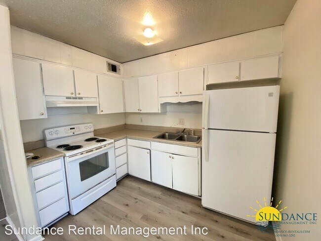 Building Photo - 3 br, 1.5 bath House - 11 Berwick Circle