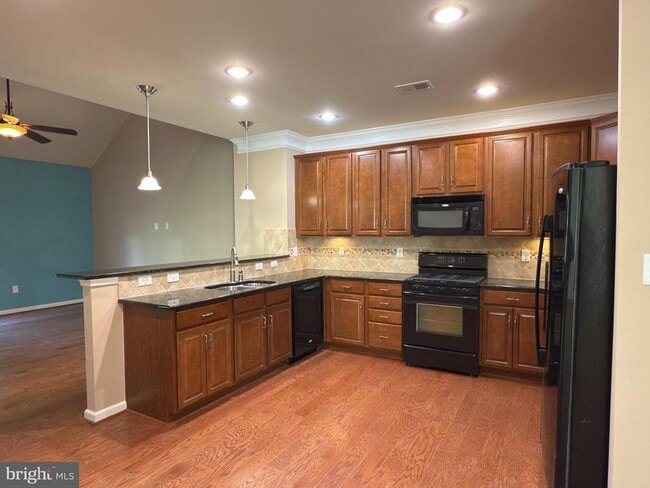Building Photo - 44342 Oakmont Manor Square
