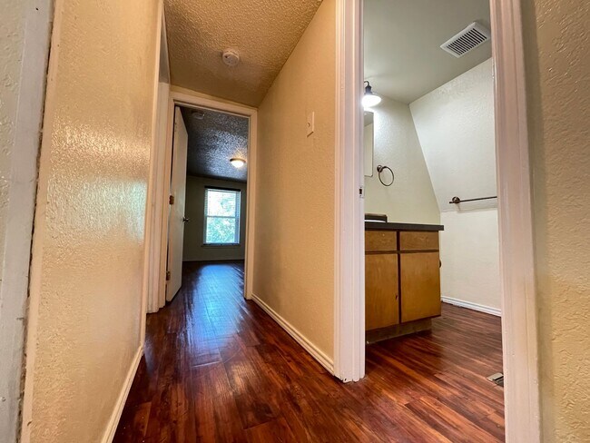 Building Photo - 1100 W Morphy St