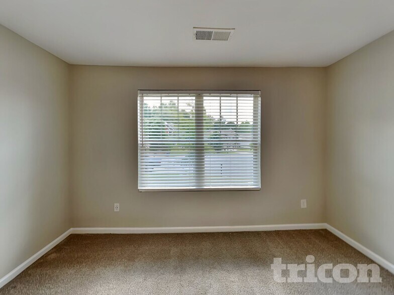 Building Photo - 456 Clematis Court