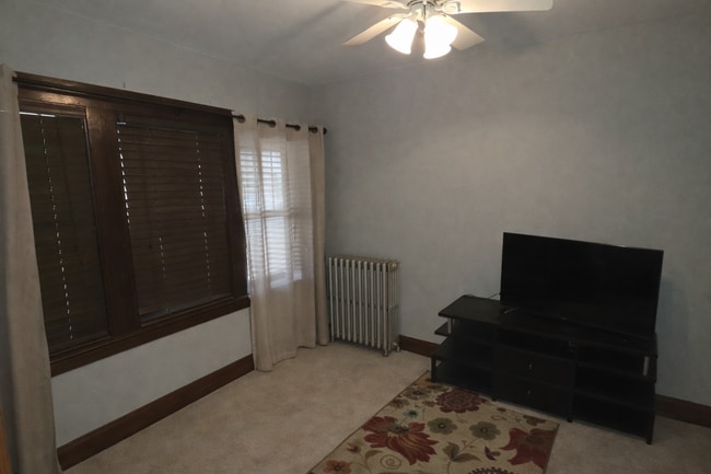 Building Photo - 3 bedroom Cudahy lower