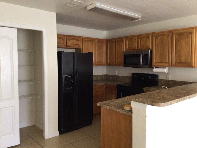 Building Photo - 756 Camel Ct