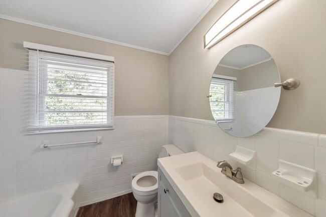 Building Photo - 909 Rosedale Dr