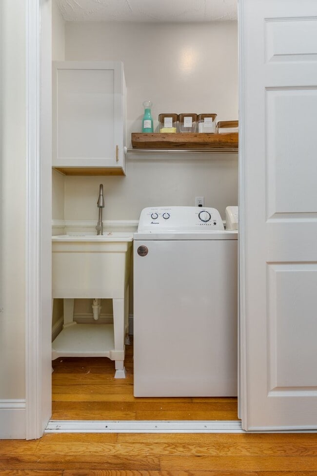 Building Photo - Leasing Now! - Charming 3-Bed, 2-Bath Stone Cottage in Shandon/Wales Garden - Walk to 5 Points!