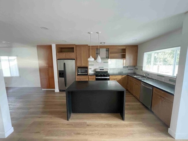 Building Photo - COMPLETELY REMODELED HOME IN QUIET AREA!