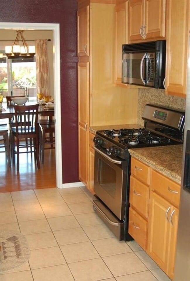 Building Photo - 1324 E Rose Ave