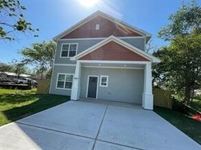 Building Photo - 605 Center St