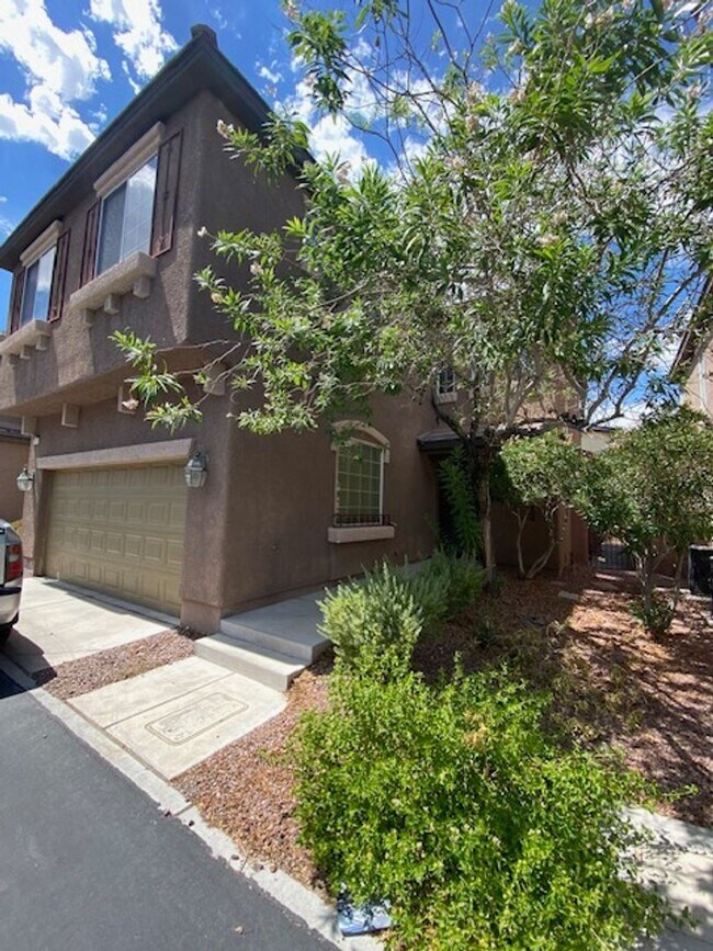Primary Photo - 3 bedroom home in Sky Ridge