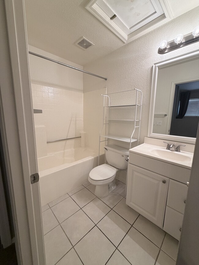 Building Photo - 2201 N Comanche Dr