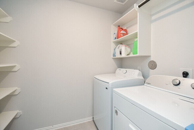 Building Photo - 27950 Western Crk Ct