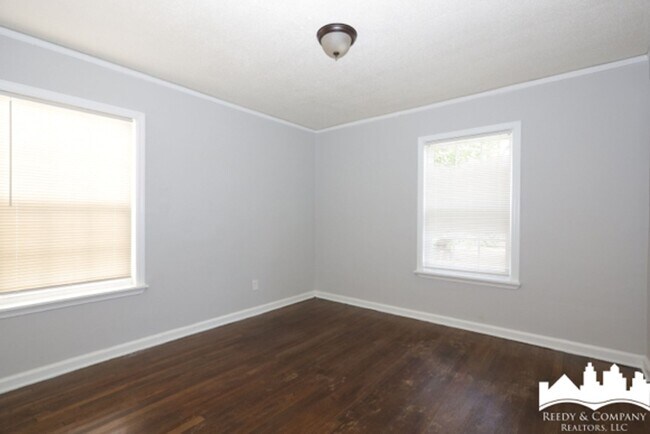 Building Photo - 2370 Larose Ave