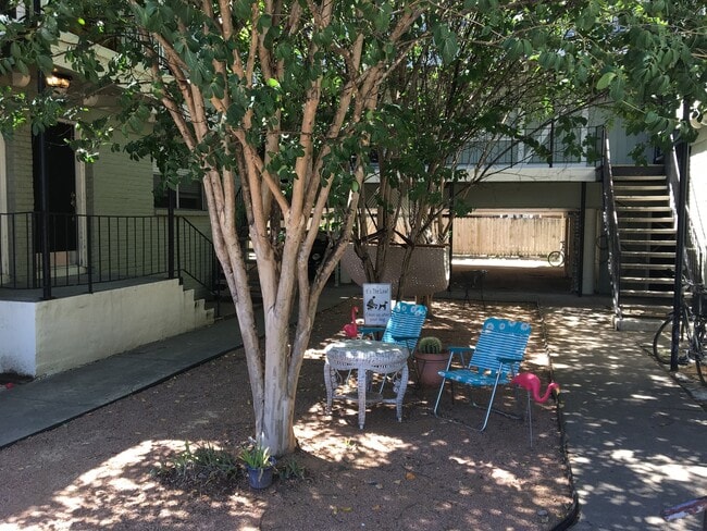 Building Photo - August Prelease : Hyde Park 2 bed/1 bath Condo, New Paint and Updated Bathroom!
