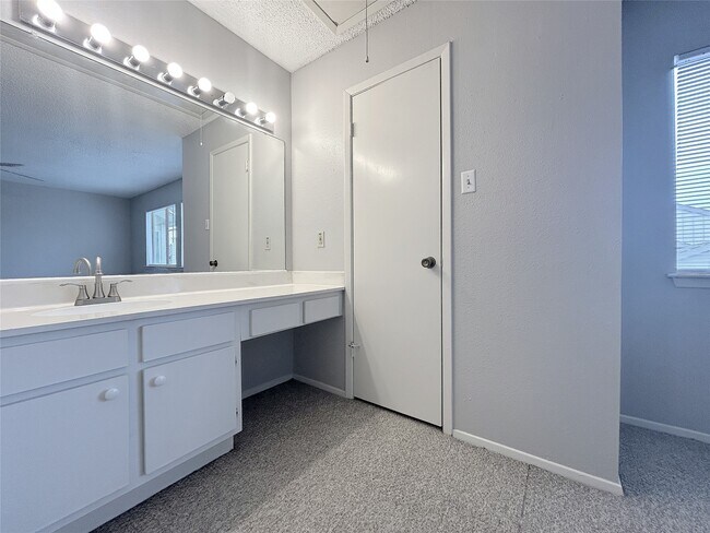 Building Photo - 13611 Garden Grove Ct