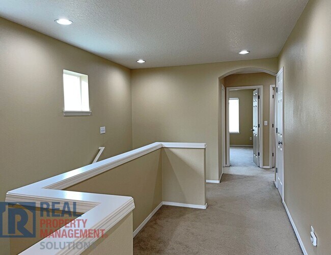 Building Photo - Remarkable Custom Home in Arbor Vineyard!