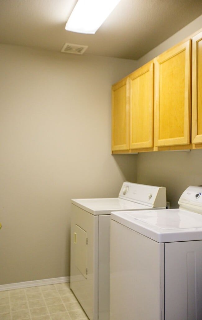 Building Photo - 3 Bedroom Town Home Close to Nike Available !