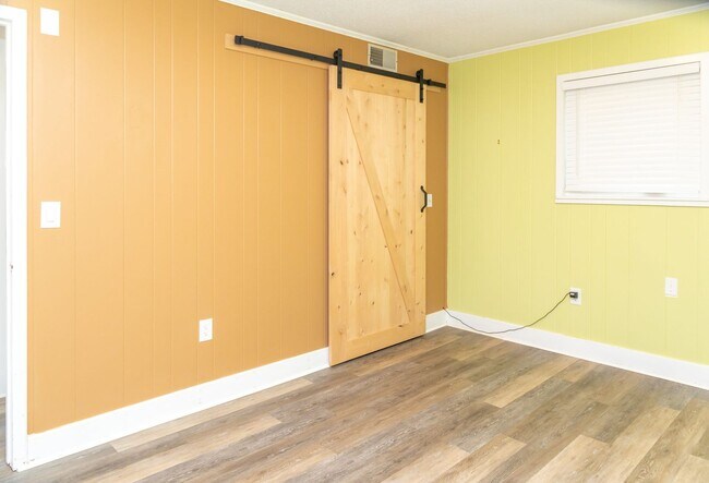 Building Photo - PEACEFUL LIVING.....SECLUSION! Move in ready!!!