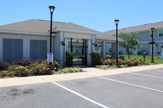 Building Photo - Beautiful New Townhome / Pet Friendly / Wi...