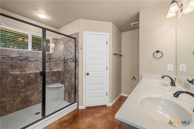 Building Photo - 314 Pointer St