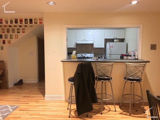 Building Photo - No Brokers Fee Conve nient Brookline Location.Eat-in Kitchen, Laundry on a Site