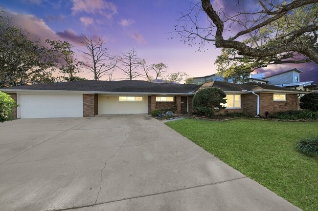 Building Photo - 411 Venice St