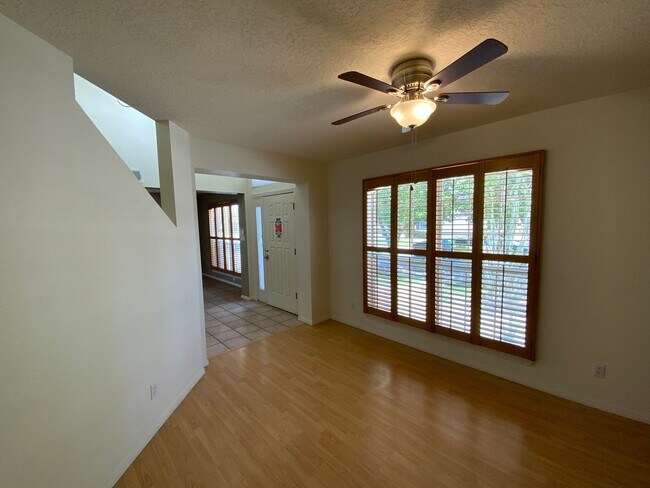 Building Photo - 3 Bedroom Home Available Near Golf Course ...