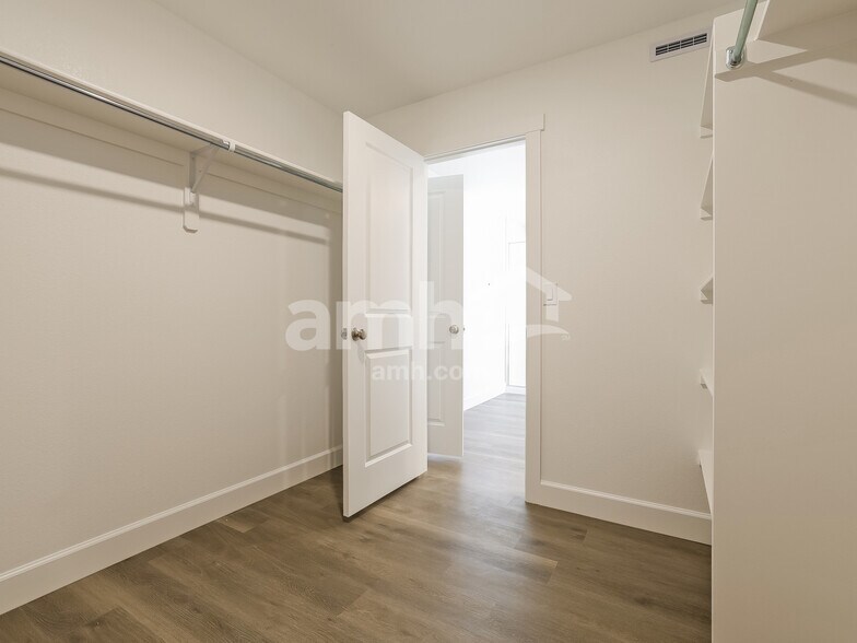 Building Photo - 10061 Potomac St