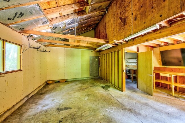 Building Photo - Private 3 Bedroom Home in the Woods