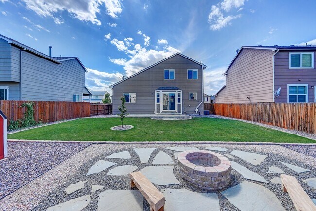 Building Photo - $2,225- 3bed/2bath Home in Fountain with B...