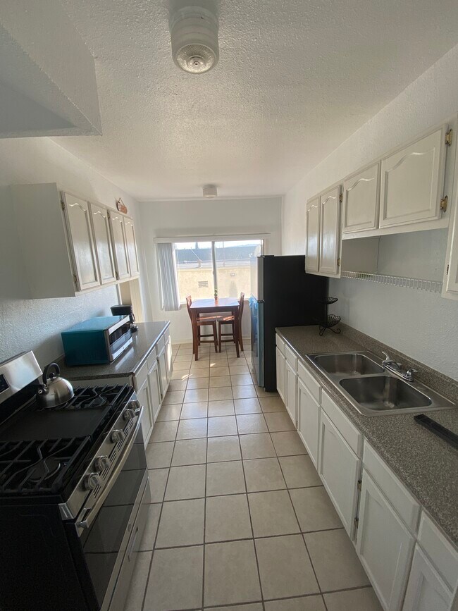 Building Photo - 2021 S Rimpau Blvd