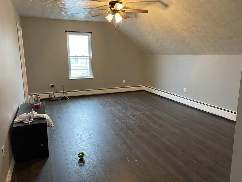 livingroom - 198 Tecumseh St