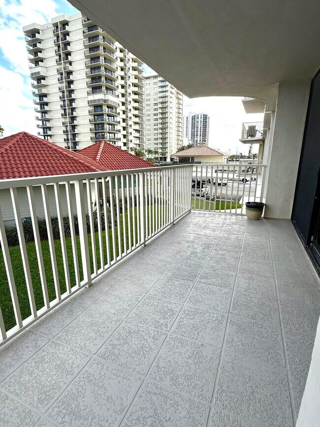 Building Photo - 5480 N Ocean Dr