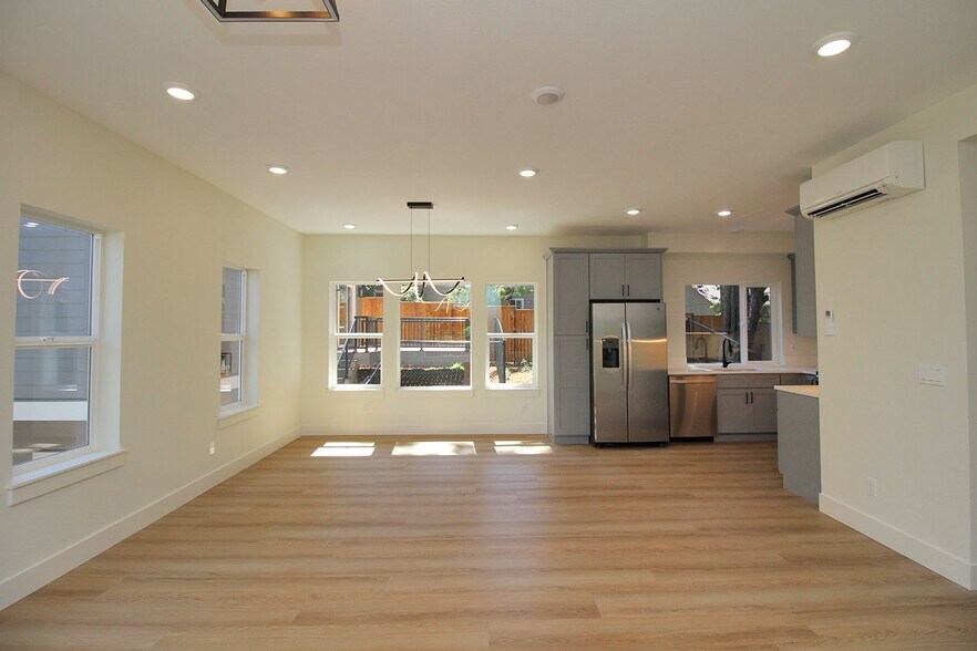 Building Photo - 4660-4660 SW Fairvale Ct